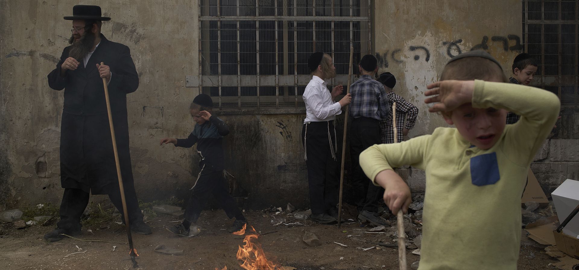 Hombres y niños judíos ultraortodoxos queman alimentos con levadura como último paso para la festividad de la Pascua judía en la localidad de Bnei Brak, cerca de Tel Aviv, Israel, el viernes 11 de abril de 2025. (Foto AP/Leo Correa) Hombres y niños judíos ultraortodoxos queman alimentos con levadura como último paso para la festividad de la Pascua judía en la localidad de Bnei Brak, cerca de Tel Aviv, Israel, el viernes 11 de abril de 2025. (Foto AP/Leo Correa)