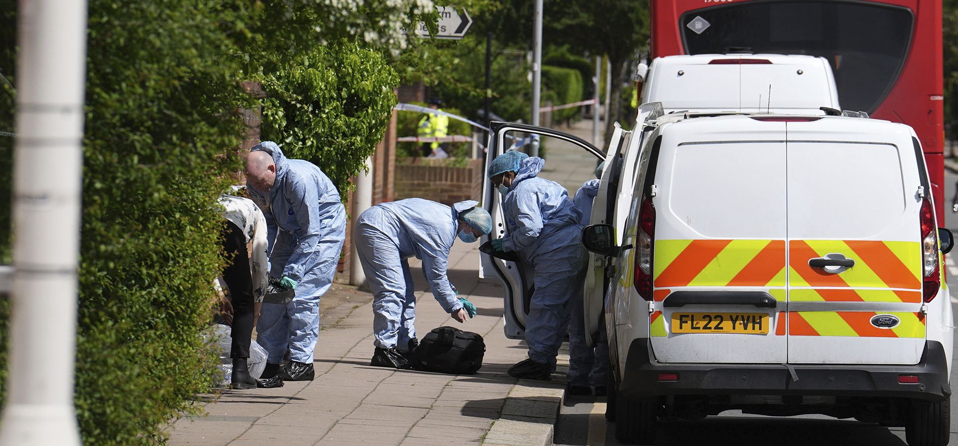 Investigadores forenses en Hainault, noreste de Londres, martes 30 de abril de 2024. Un hombre que empuñaba una espada atacó a miembros de la comunidad y a agentes de policía en un suburbio del este de Londres, matando a un niño de 13 años e hiriendo a otros cuatro, dijeron las autoridades el martes. (Jordan Pettitt/PA vía AP) Investigadores forenses en Hainault, noreste de Londres, martes 30 de abril de 2024. Un hombre que empuñaba una espada atacó a miembros de la comunidad y a agentes de policía en un suburbio del este de Londres, matando a un niño de 13 años e hiriendo a otros cuatro, dijeron las autoridades el martes. (Jordan Pettitt/PA vía AP)