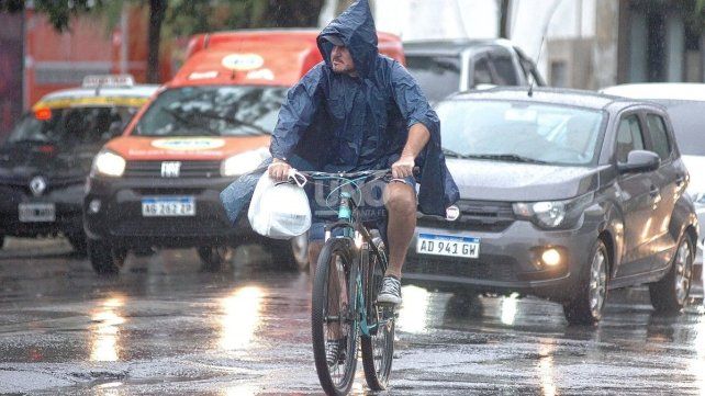 La lluvia superó los 30 milímetros en dos horas y continúa el alerta por tormenta en la ciudad