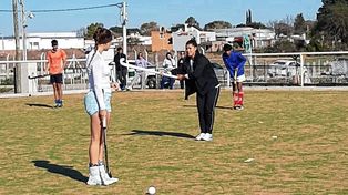 En acción. La defensora Agustina Gorzelany compartiendo sus técnicas con los jugadores de la región.