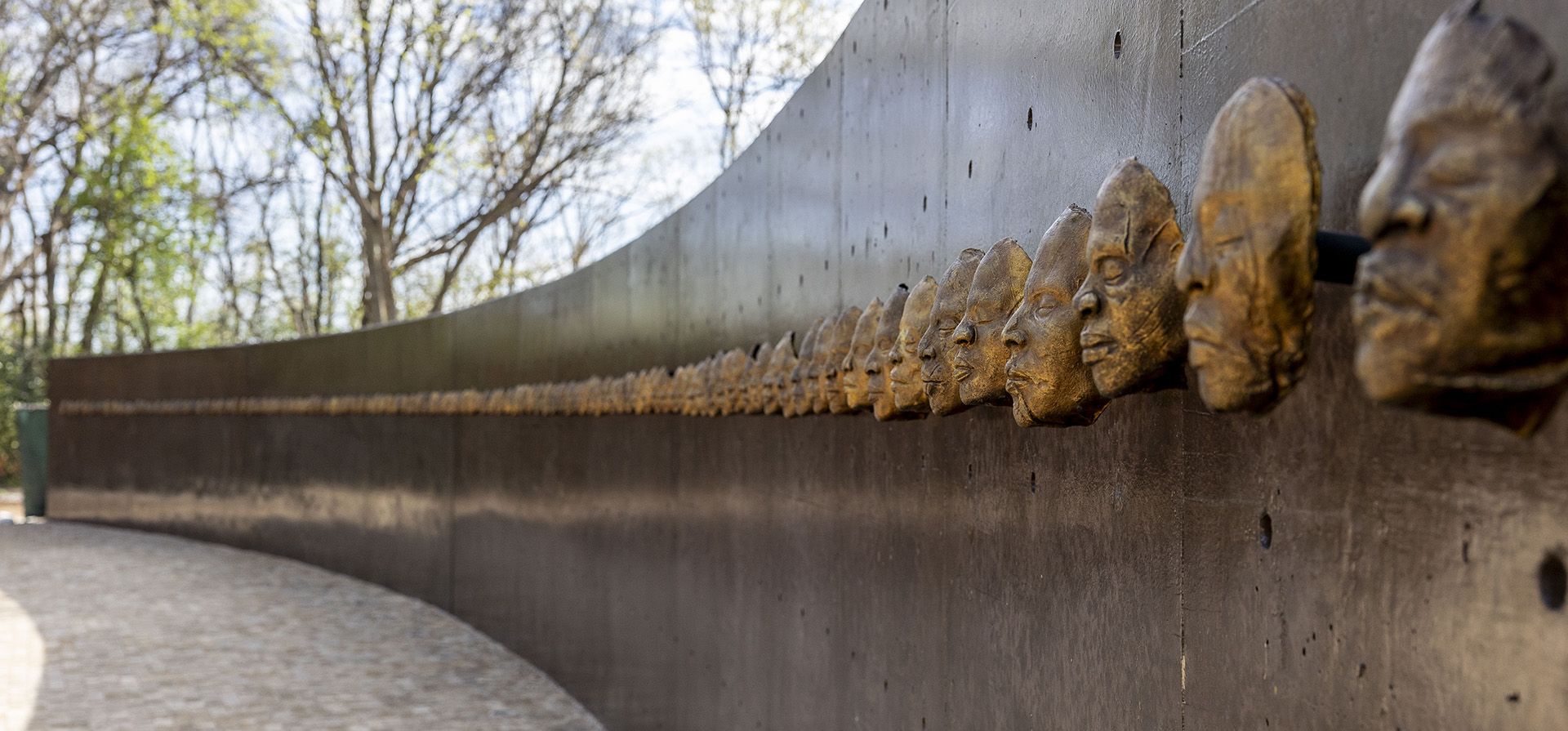 "108 Death Masks", de Nikesha Breeze, cerámica fundida en bronce, 2018, durante una gira de prensa por el nuevo Parque de Esculturas Freedom Monument de Equal Justice Initiative, en Montgomery, Alabama (Foto AP/Vasha Hunt) "108 Death Masks", de Nikesha Breeze, cerámica fundida en bronce, 2018, durante una gira de prensa por el nuevo Parque de Esculturas Freedom Monument de Equal Justice Initiative, en Montgomery, Alabama (Foto AP/Vasha Hunt)