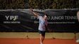 El jugador de la Federación Santafesina de Tenis (FST) Juan Ignacio Assi le dio el primer punto al equipo nacional masculino de Argentina. Se impuso al chileno Emiliano Chesta Contreras con suma comodidad: 6/2 y 6/0. El jugador de la Federación Santafesina de Tenis (FST) Juan Ignacio Assi le dio el primer punto al equipo nacional masculino de Argentina. Se impuso al chileno Emiliano Chesta Contreras con suma comodidad: 6/2 y 6/0.