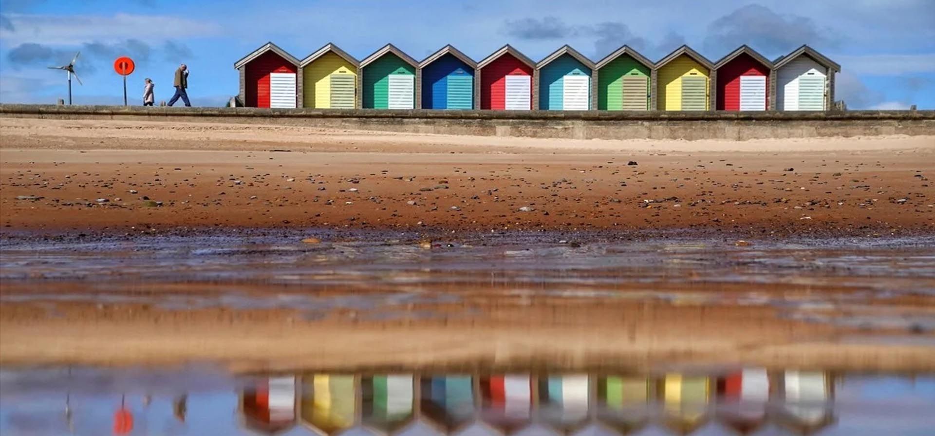 La gente camina a lo largo del paseo marítimo, en Blyth, Northumberland, Inglaterra, el 24 de mayo de 2021. Foto: AP
