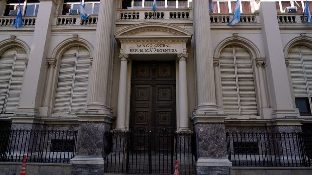 La política cambiaria del gobierno de Milei comienza a ser evaluada por el mercado.