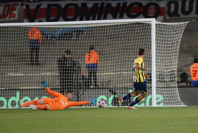 Veliz tuvo una noche fantástica en el Monumental. Sus goles le dieron el triunfo a Central.