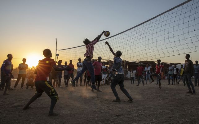 Un grupo de jóvenes juegan voleibol en el campamento de refugiados de Um Rakuba en Qadarif