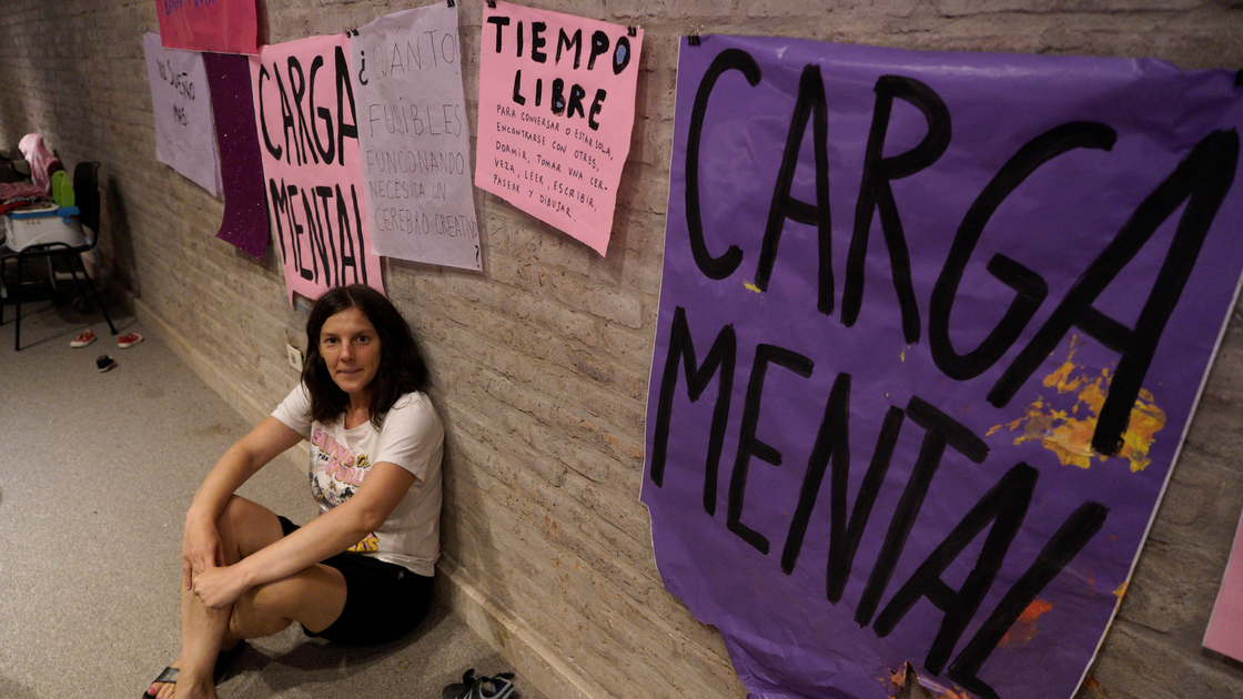Silvia Lenardón es artista visual, dibujante, docente de Bellas Artes y madre de dos hijas.&nbsp;