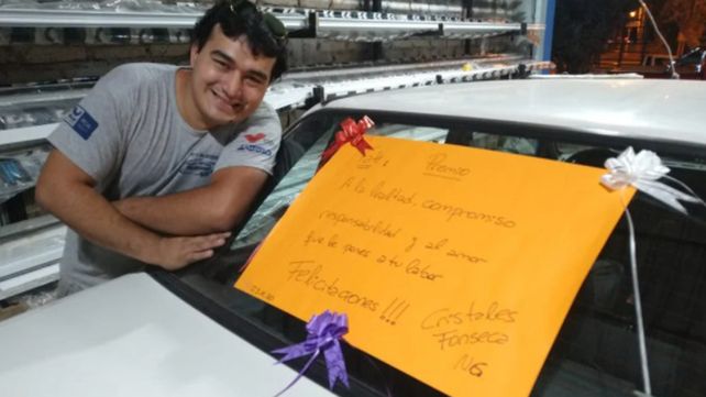 Franco Núñez no oculta su alegría sobre el capó del Fiat Duna que le regaló su jefe