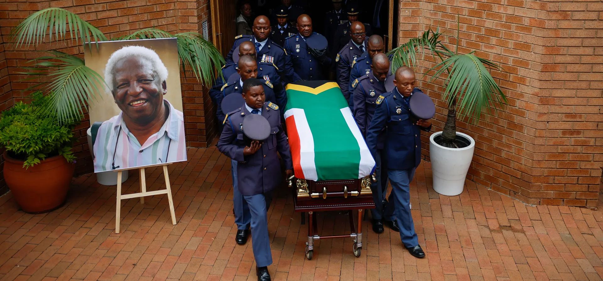 Miembros de la policía cargan el ataúd de Peter Magubane en su funeral. El fotoperiodista sudafricano hizo una crónica de décadas de violencia durante la era del apartheid, incluido el levantamiento estudiantil de Soweto de 1976, Johannesburgo, Sudáfrica. Fotografía: Phill Magakoe/AFP/Getty Images Miembros de la policía cargan el ataúd de Peter Magubane en su funeral. El fotoperiodista sudafricano hizo una crónica de décadas de violencia durante la era del apartheid, incluido el levantamiento estudiantil de Soweto de 1976, Johannesburgo, Sudáfrica. Fotografía: Phill Magakoe/AFP/Getty Images