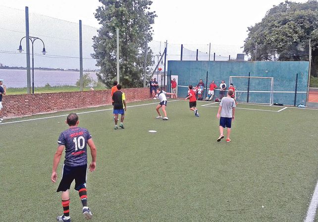 Fútbol 5. También muchos aprovechan para disfrutar el tradicional picado en las canchas de césped sintético.