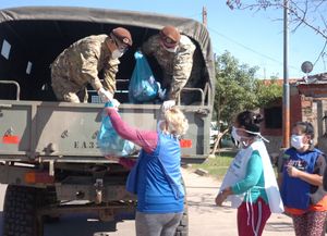 Efectivos del Ejército y de la Fuerza Aérea entregaron bolsones con alimentos