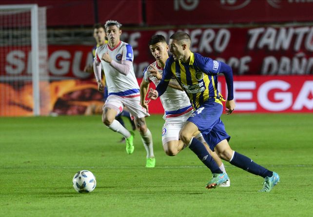 Módica traslada en el partido ante Argentinos Juniors, en el que Central arrancó el torneo con derrota.
