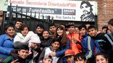 Sandra Rodríguez rodeada por los chicos y chicas de la Escuela Secundaria Carlos Fuentealba. Sandra Rodríguez rodeada por los chicos y chicas de la Escuela Secundaria Carlos Fuentealba.