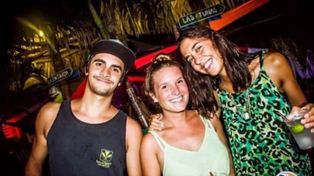 Dan con un joven que estuvo con las mochileras asesinadas
