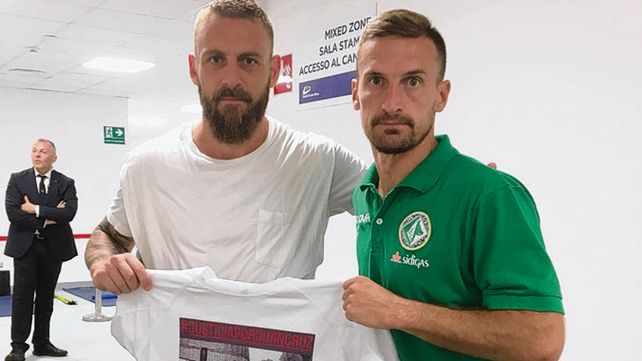 Apoyo. Santiago Morero (derecha) junto a Daniele De Rossi
