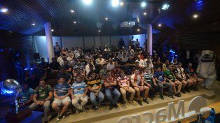 Arranca la ovalada. Los jugadores que participarán del TRL compartieron el lanzamiento del certamen.