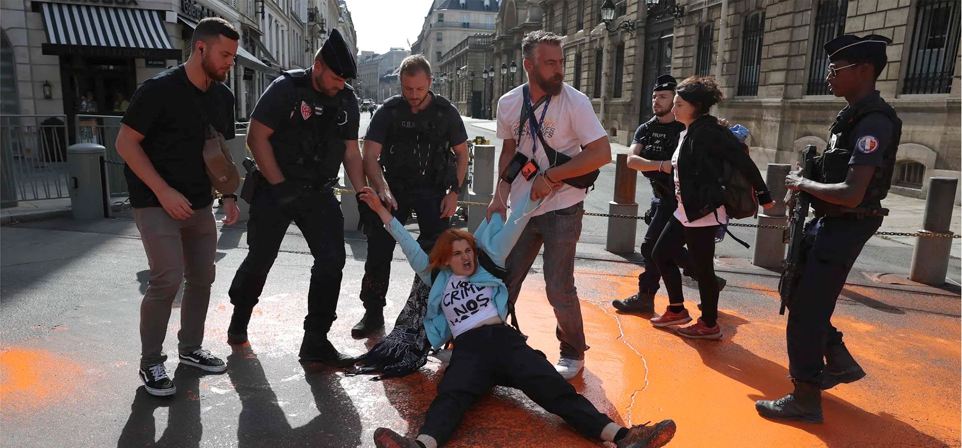 París, Francia. Agentes de policía detienen a un activista del grupo de activismo climático Dernière Rénovation después de que se rociara pintura naranja en una plaza entre el Palacio del Elíseo presidencial y el Ministerio del Interior. Fotografía: Thomas Samson/AFP/Getty Images París, Francia. Agentes de policía detienen a un activista del grupo de activismo climático Dernière Rénovation después de que se rociara pintura naranja en una plaza entre el Palacio del Elíseo presidencial y el Ministerio del Interior. Fotografía: Thomas Samson/AFP/Getty Images
