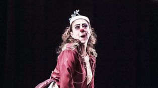 Rinaldi en escena teatral, una de las tantas expresiones que fusiona para las infancias.