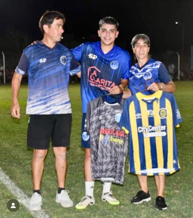 Segovia, el jugador de Central, con e DT que lo formó y la la delegada de la categoría 2007.