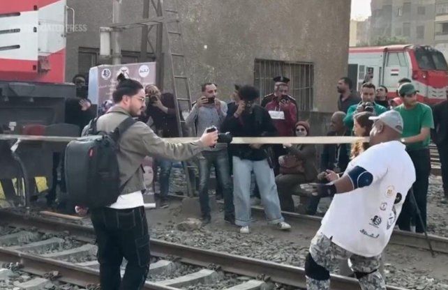 Triple récord Guinness: un luchador egipcio arrastró un tren con sus dientes