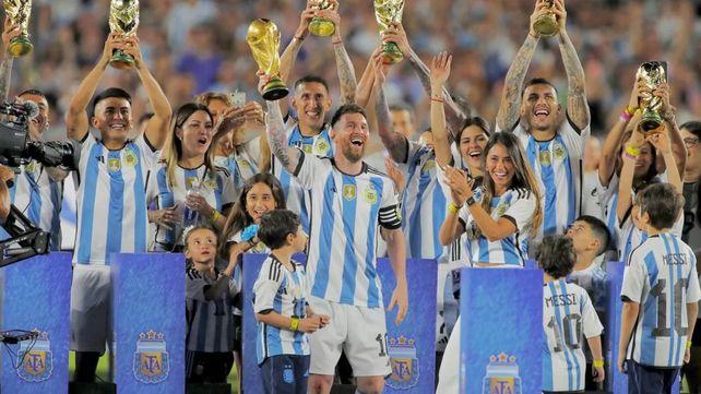 Los jugadores de la selección nacional celebran la obtención de la Copa del Mundo en Qatar.