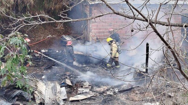 El incendio arrasó una casa en Paraná.