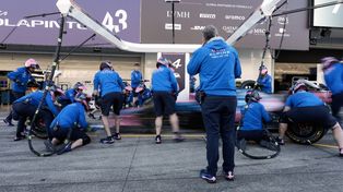 Los mecánicos de Alpine trabajan a destajo para ensayar cambio de gomas con el auto de Franco Colapinto en Suzuka.