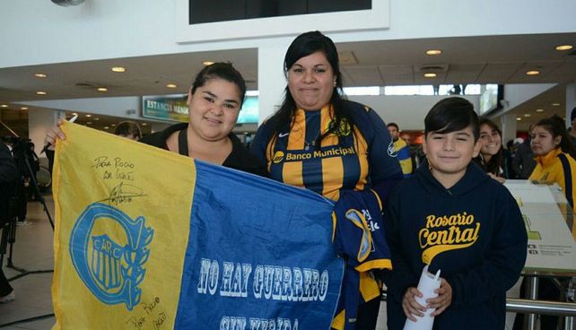 Hinchas canallas en el aeropuerto Islas Malvinas.