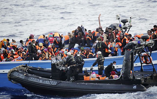 Cientos de inmigrantes transportados en un barco de la Marina italiana. En lo que va del año
