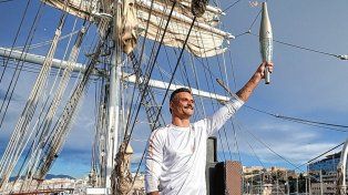 La llama olímpica llegó a Marsella. La antorcha fue llevada a tierra por Florent Manaudou, campeón olímpico de natación.