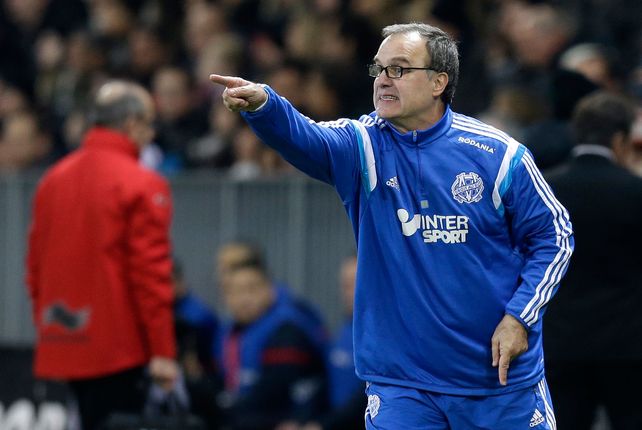 Apuntado. Marcelo Bielsa suma adeptos para hacerse cargo de la selección.