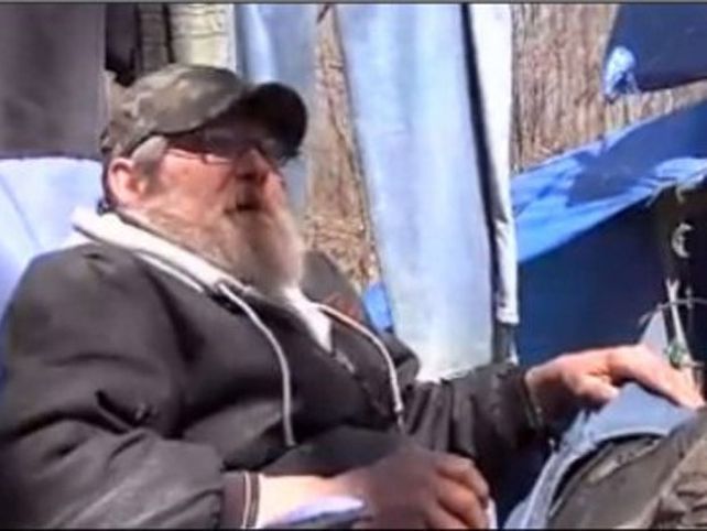 Un vagabundo ganó 50 mil dolares en la lotería pero no dejó su carpa