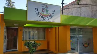 Detienen a la portera de una escuela que fue grabada abusando de un chico