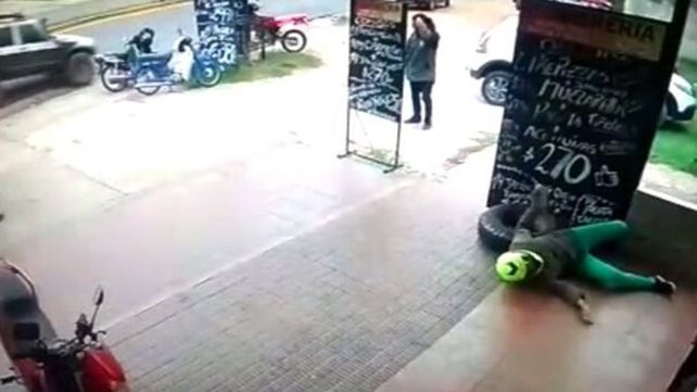 Un neumático fuera de control embistió violentamente a una mujer en una estación de servicio