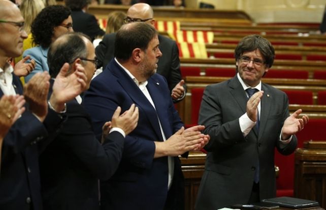 ¿Logro? El líder Carles Puigdemont recibe el aplauso de su bloque. Atrás