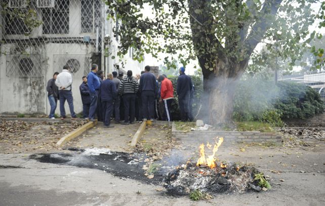 Ingreso restringido. Los operarios no pudieron ayer ingresar a la planta. Solo lo hizo el personal jerárquico. (foto: Sebastián Suárez Meccia)