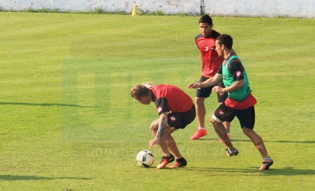El Rojinegro entrenó pensando en el Cuervo