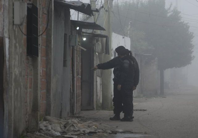 Las fuerzas de seguridad inspeccionaron un pasillo tras el asesinato del policía federal.