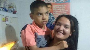 Emiliano y Mariana, su mamá. El chico sufre parálisis cerebral y hace poco el cuadro se agravó por escoliosis. Necesita urgente cirugía.&nbsp;