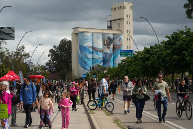 La Calle Recreativa festejó sus 16 años con una convocatoria récord pese al frío