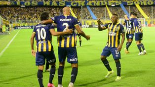 Buen arranque. Quintana, el autor del gol en el triunfo ante Peñarol, lo festeja junto a Malcorra y Jaminton Campaz.