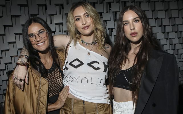 Demi Moore, Paris Jackson y Scout Willis, llegan para el desfile de moda prêt-à-porter Stella McCartney Primavera-Verano 2022 presentado en París el lunes 4 de octubre de 2021.