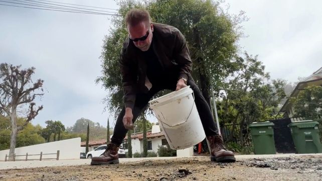 El actor y ex gobernador de California arregló las calles de su barrio.&nbsp;