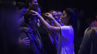 5 de septiembre. Leda, la mujer de 44 años que convoca a multitud de fieles que creen en su influencia de sanación.