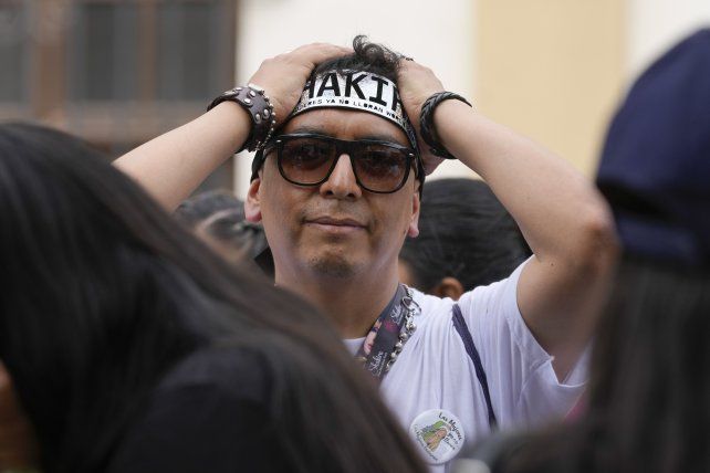 Un fan se entera que el concierto fue suspendido.