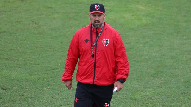 El Ogro Fabbiani quiere observar cómo responden sus futbolistas a los amistosos. Se jugarán en el predio de Newells de Bella Vista.