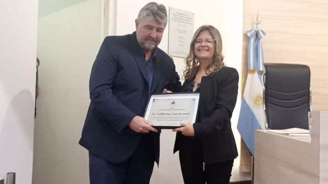 Guillermo Ferretti recibió la distinción del Concejo Municipal de Rosario de manos de la concejala Marisol Bracco.