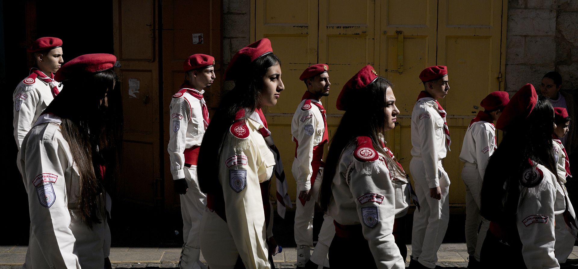 Los scouts se alinean durante la tradicional procesión cristiana hacia la Iglesia de la Natividad, que tradicionalmente se cree que es el lugar de nacimiento de Jesús, en la víspera de Navidad, en la ciudad de Belén, en Cisjordania, el martes 24 de diciembre de 2024. (Foto AP/Matias Delacroix) Los scouts se alinean durante la tradicional procesión cristiana hacia la Iglesia de la Natividad, que tradicionalmente se cree que es el lugar de nacimiento de Jesús, en la víspera de Navidad, en la ciudad de Belén, en Cisjordania, el martes 24 de diciembre de 2024. (Foto AP/Matias Delacroix)