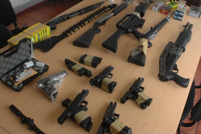 Las diez armas que tenía Mario Segovia en su casa de Fisherton cuando lo allanaron en 2008.