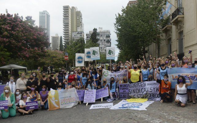 Mujeres sindicalistas frente el Concejo. Las calles rosarinas fueron una caja de resonancia de los reclamos femeninos.